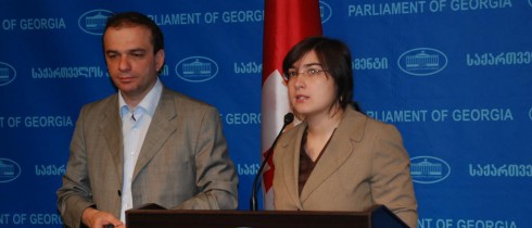 საქართველოს პარლამენტის წევრების, ჩიორა თაქთაქიშვილისა და შოთა მალაშხიას ბრიფინგი