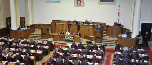 საქართველოს პრეზიდენტის,  მიხეილ სააკაშვილის ყოველწლიური ანგარიშის მოსმენის შემდგომ პარლამენტში დებატები გაიმართა