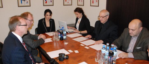 ჰერალდიკის სახელმწიფო საბჭოს თავმჯდომარე ელდარ შენგელაია ფინეთის რესპუბლიკის ეროვნული არქივის გენერალურ დირექტორს, ფინეთის ჰერალდიკის ეროვნული საბჭოს თავმჯდომარეს, იუსი ნუორტევას შეხვდა