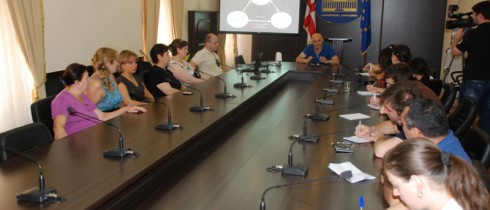 პარლამენტის წევრი ჯონდო ბაღათურია ბანკებისგან დაზარალებულ მოქალაქეებს შეხვდა