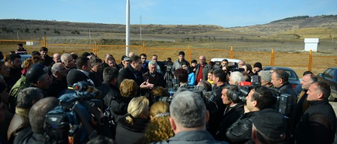 პარლამენტის თავმჯდომარის მოადგილე ზურაბ აბაშიძე საყოფაცხოვრებო ნარჩენების პოლიგონთან მიმდინარე საპროტესტო აქციის მონაწილეებს შეხვდა