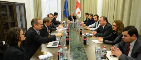 პარლამენტის იურიდიულ საკითხთა კომიტეტის თავმჯდომარემ ვახტანგ ხმალაძემ უცხოელ ექსპერტებთან და კონსტიტუციონალისტებთან დისკუსია გამართა