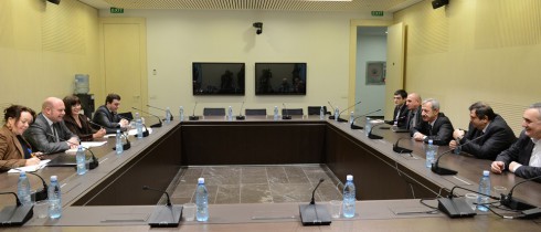 იურიდიულ საკითხთა კომიტეტის თავმჯდომარე, ვახტანგ ხმალაძე და ინტერფრაქციული ჯგუფის წევრები პოლიტიკური პარტიების და საარჩევნო კამპანიის დაფინანსების საკითხებში ევროპის საბჭოს ექსპერტს, ჯასტინ ფიშერს შეხვდნენ