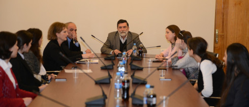 განათლების, მეცნიერებისა და კულტურის კომიტეტის თავმჯდომარის პირველი მოადგილე ალექსანდრე ქანთარია პარლამენტის სტაჟიორებს შეხვდა
