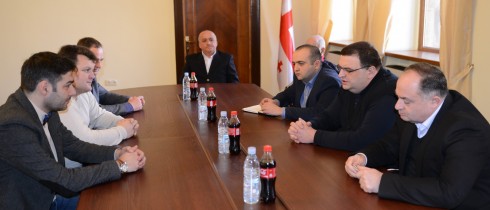 საქართველოს პარლამენტის თავმჯდომარის მოადგილე გუბაზ სანიკიძე და დიასპორისა და კავკასიის საკითხთა კომიტეტის თავმჯდომარის პირველი მოადგილე შალვა კიკნაველიძე ჩერქეზული საზოგადოების წარმომადგენლებს შეხვდნენ