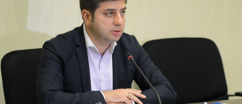 საქართველოს პარლამენტის წევრი ზაქარია ქუცნაშვილი საჯარო სამსახურში მაღალი თანამდებობის პირებისათვის პრემიების აღების უფლების შეზღუდვის ინიციატივით გამოდის