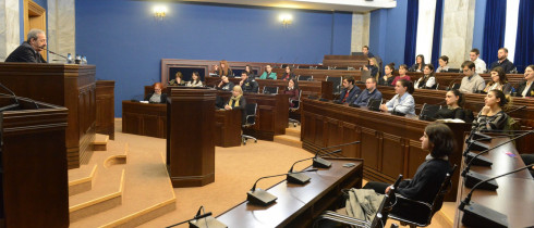 პარლამენტის სტაჟიორები და პრაქტიკანტები იურიდიულ საკითხთა კომიტეტის თავმჯდომარეს ვახტანგ ხმალაძეს შეხვდნენ
