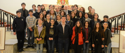 ევროპასთან ინტეგრაციის კომიტეტის თავმჯდომარე ლევან ბერძენიშვილი პარლამენტში გახსნილი გამოფენის - „რეფერენდუმიდან დამოუკიდებლობამდე“ დამთვალირებლებს შეხვდა