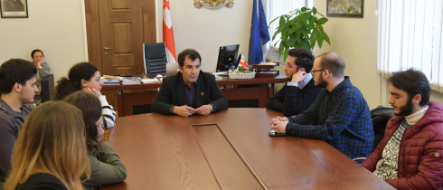 ზაზა ხუციშვილი დამოუკიდებელ მოსწავლეთა და სტუდენტთა გაერთიანების წევრებს შეხვდა