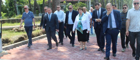 კობა ნაკაიძემ და მაია ცქიტიშვილმა ქობულეთის ზღვისპირის ნაპირსამაგრი სამუშაოების მიმდინარეობა დაათვალიერა